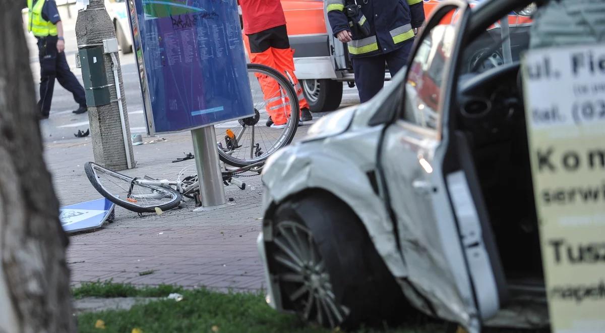 Warszawa: auto wpadło na chodnik, jedna osoba nie żyje