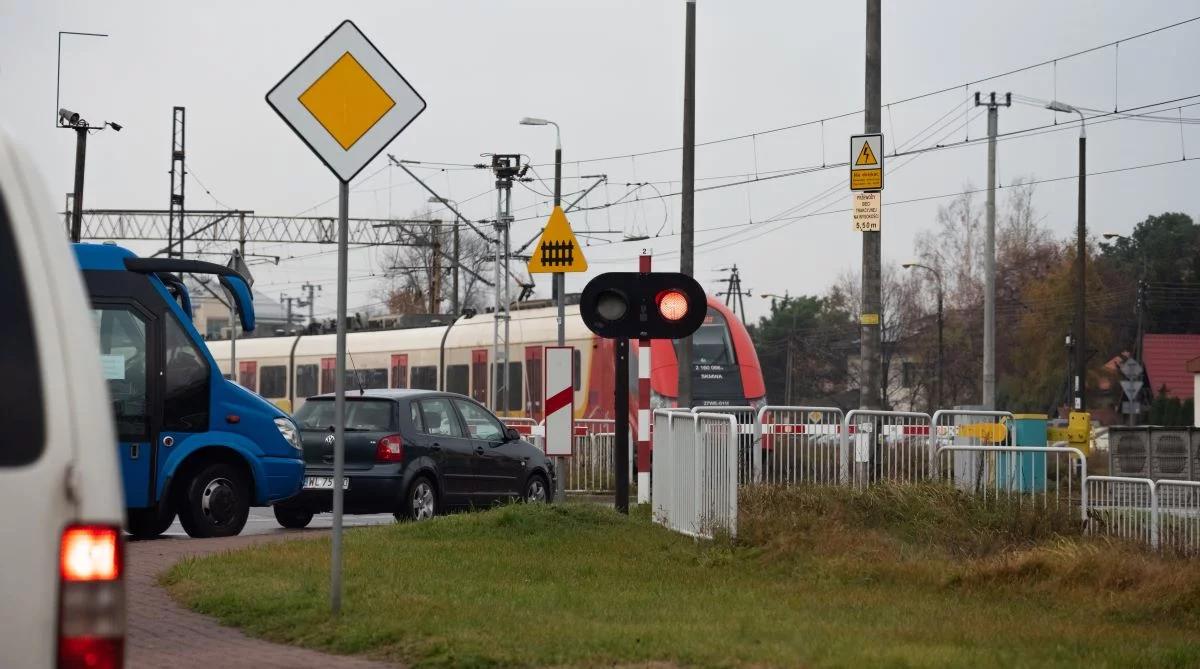 Niebezpieczne zachowanie kierowcy na przejeździe kolejowym. Incydent na oczach policjantów