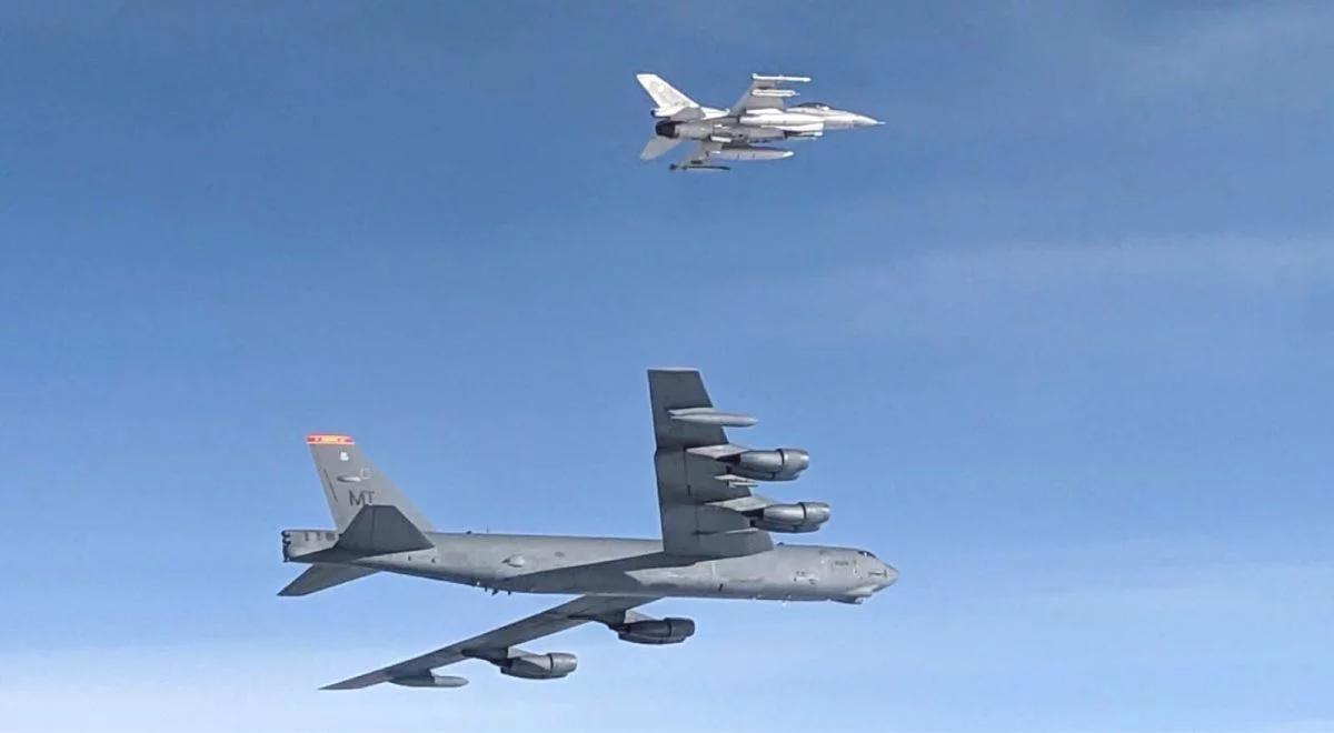 Amerykański bombowiec w eskorcie polskich F-16. Szef MON: potwierdzamy gotowość do reakcji
