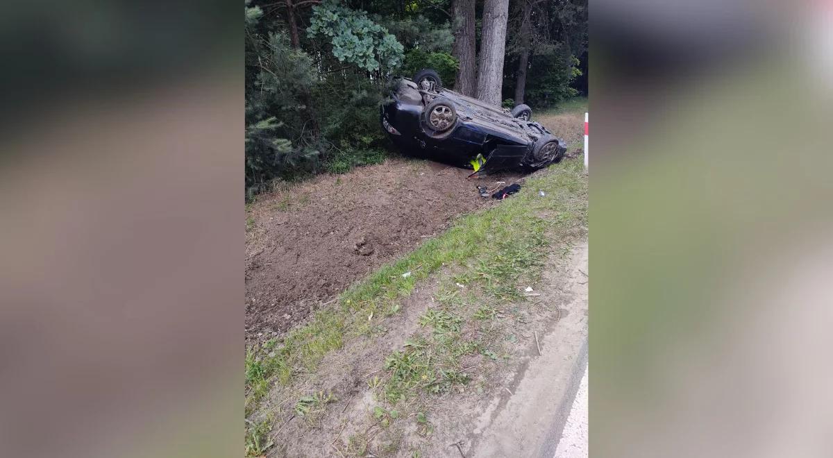 Ojciec pijany, matka poszukiwana. Dachowali autem z dziećmi w środku 