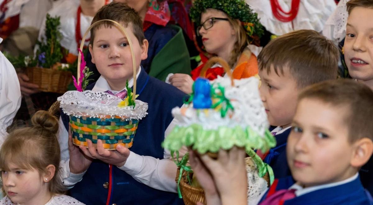 Biskup grodzieński życzy spokojnych świąt słuchaczom Polskiego Radia.  "Jesteśmy dziećmi jednego Boga"