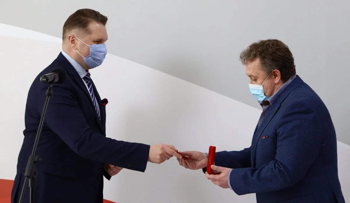 Medal Komisji Edukacji Narodowej. Przemysław Czarnek odznaczył dyrektora XXXIV LO w Łodzi