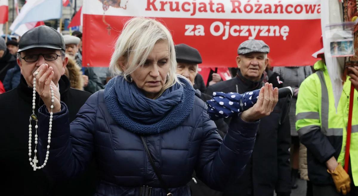 Uczestnicy Krucjaty Różańcowej za Ojczyznę modlili się przed Sejmem