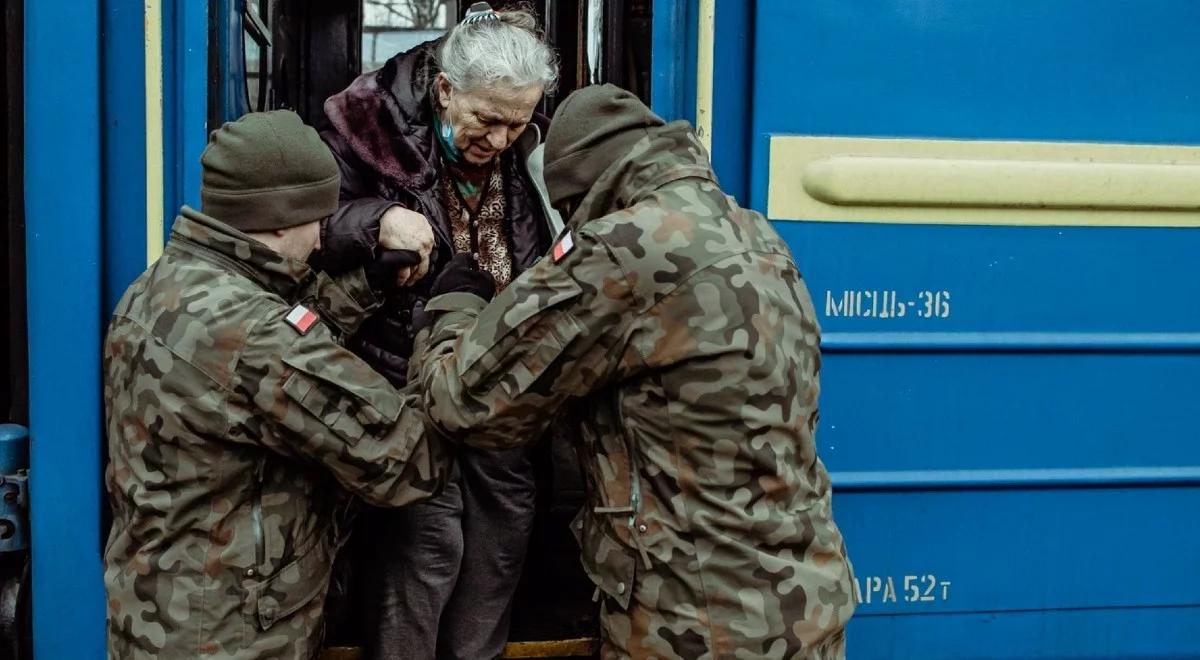 Uchodźcy napływają do Polski. Szef MON: zwiększamy liczbę żołnierzy WOT zaangażowanych w pomoc