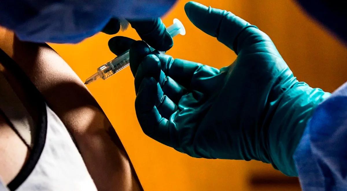 Prof. Banach: decyzja o wstrzymaniu szczepień AstraZenecą była przedwczesna
