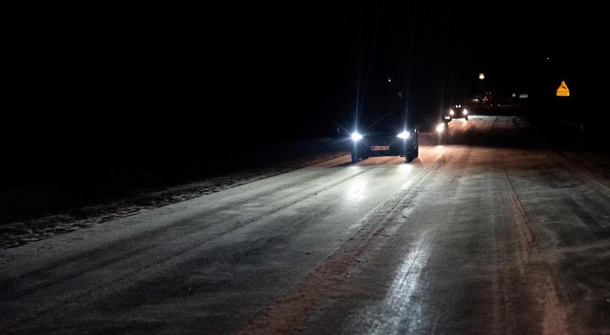 Jest ślisko i pada. GDDKiA ostrzega przed trudnymi warunkami na drogach