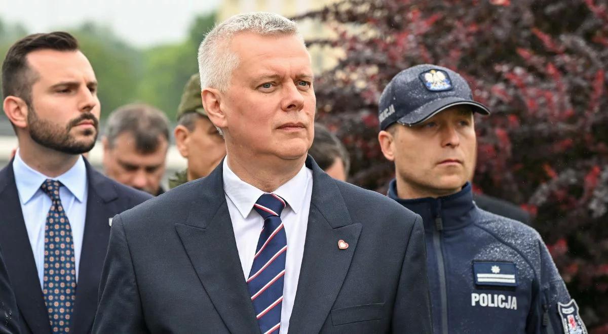 Upolitycznione poświadczenie? Siemoniak uderza w decyzję ws. Nawrockiego