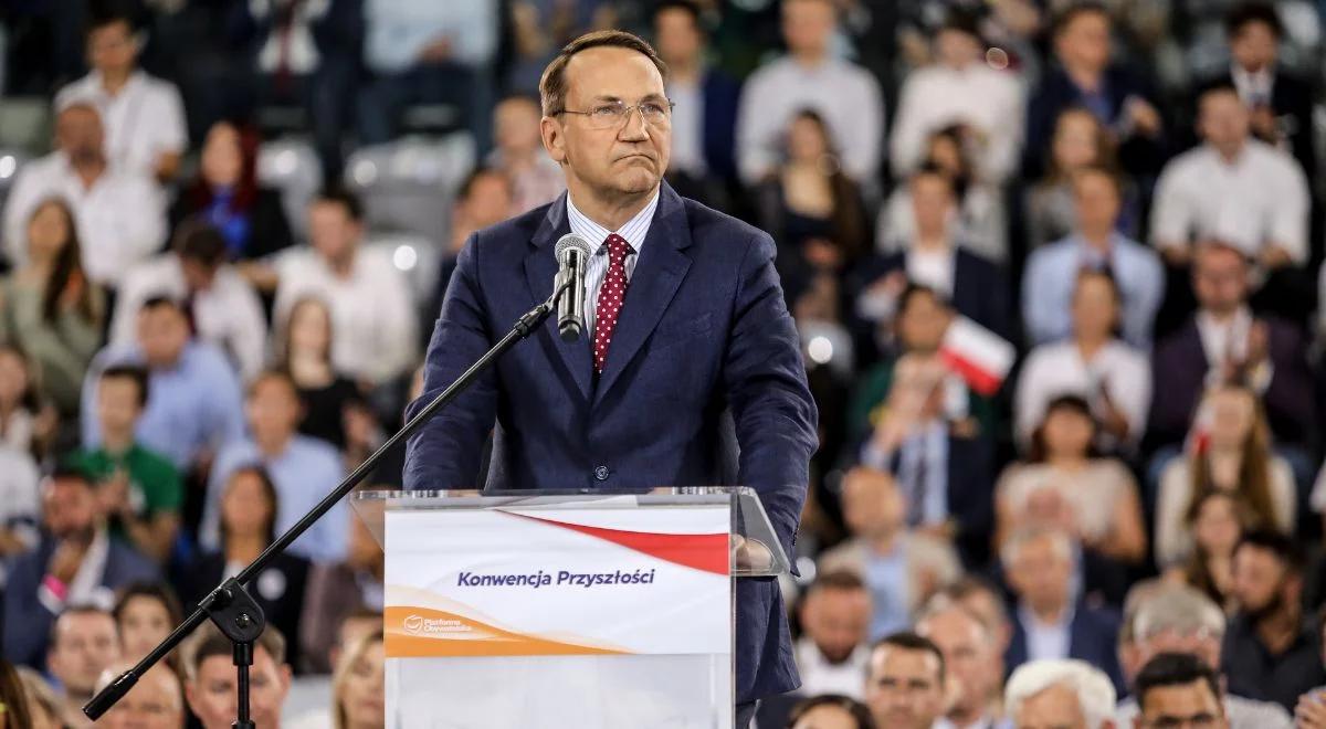 "Mocno idą w sukurs rosyjskiej propagandzie". Rzecznik MSZ o wypowiedziach Sikorskiego