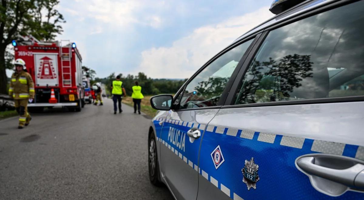 Tragedia niedaleko Szczecinka. Auto dachowało, mężczyzn wyrzuciło z pojazdu