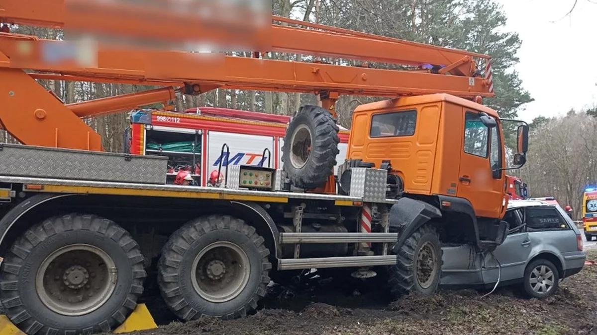 Giżycko. Passat wbił się w ciężarówkę. Młodzi mężczyźni zginęli na miejscu