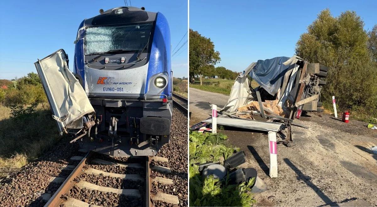 Książki. Pociąg pasażerski zderzył się z ciężarówką. Lokomotywa zniszczona