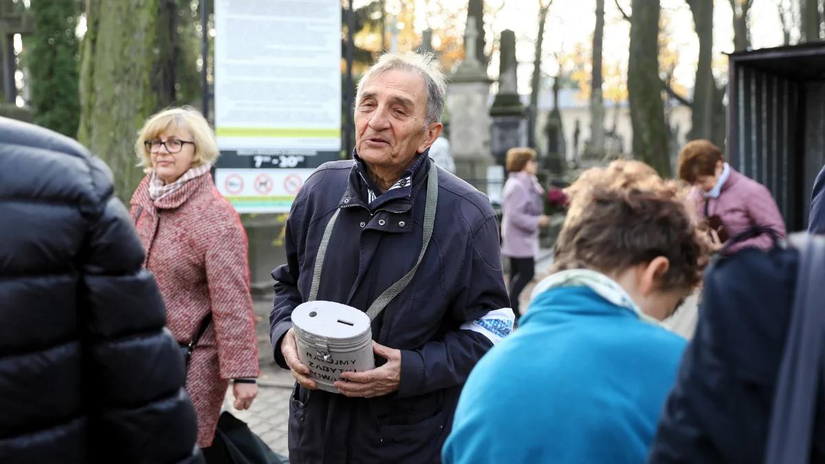 Kwestują w całej Polsce. W kilkudziesięciu miastach trwa zbiórka na cmentarze