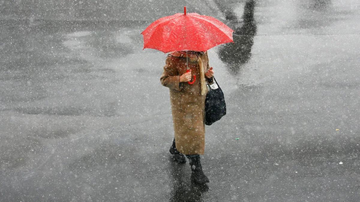 Pochmurny dzień i deszcz ze śniegiem. Rano może być ślisko