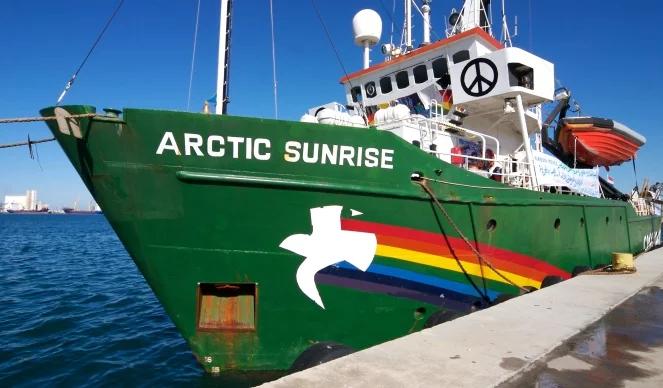 "Arctic Sunrise" w drodze do Amsterdamu. Statek Greenpeace wypłynął z Murmańska