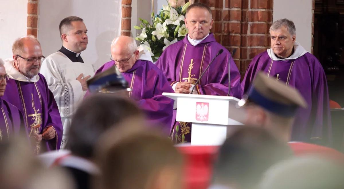 Ksiądz Lemański na mszy pogrzebowej prof. Bartoszewskiego. Jest oświadczenie kurii