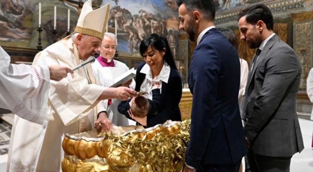 "Świętujemy z nimi początek drogi". Papież ochrzcił niemowlęta w Kaplicy Sykstyńskiej