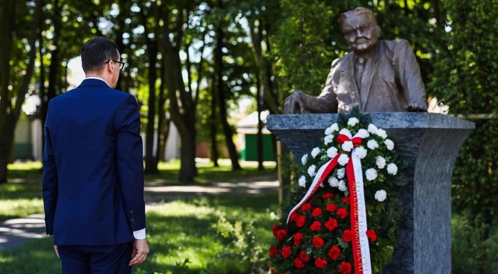 Premier złożył kwiaty przed pomnikiem Jana Olszewskiego