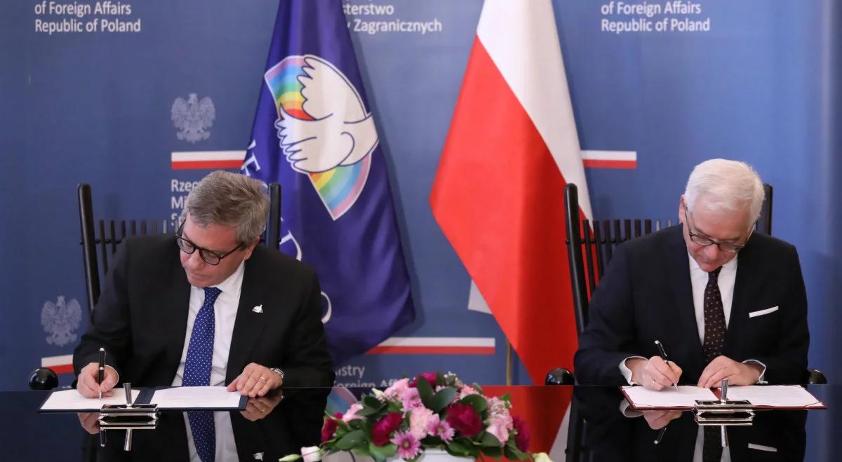 "Ważny dokument". Szef MSZ podpisał umowę z jedną z największych organizacji charytatywnych