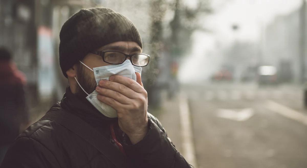 "Maseczki chronią, testy genetyczne są wiarygodne, a pandemia jest groźna". Wirusolog obala mity