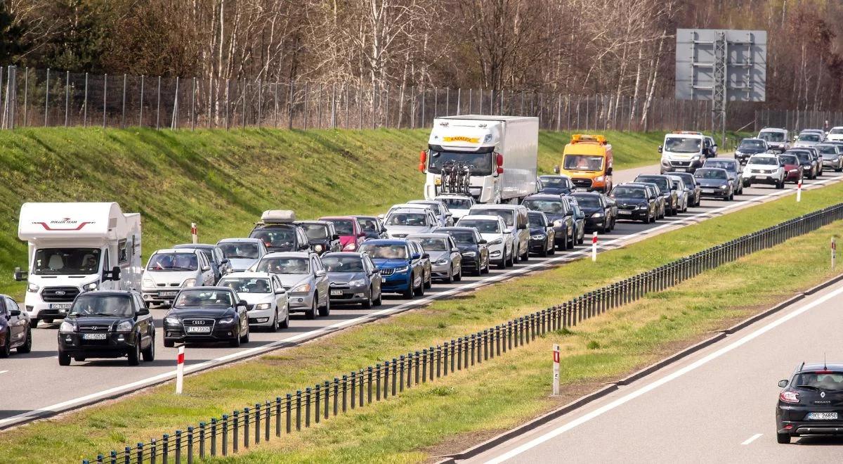 Karambol na S8 z udziałem kilku samochodów i cysterny. Powstał gigantyczny korek