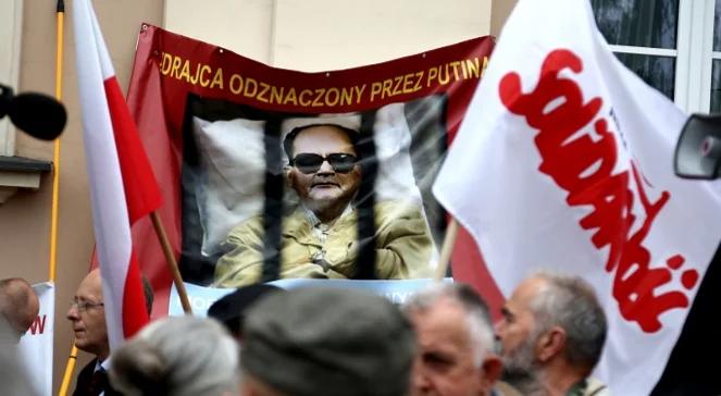 Pogrzeb gen. Wojciecha Jaruzelskiego. Protest przed katedrą