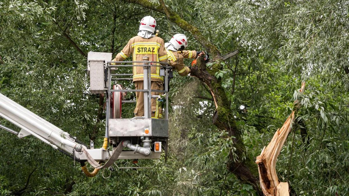 Prawie 500 interwencji strażaków. Niebezpiecznie może być również dziś