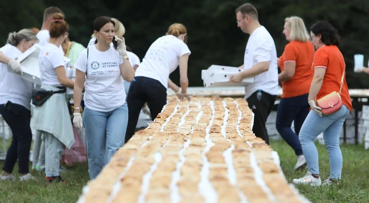 Chorwaci upiekli najdłuższy strudel świata. "Dwie tony mąki, trzy tony jabłek"