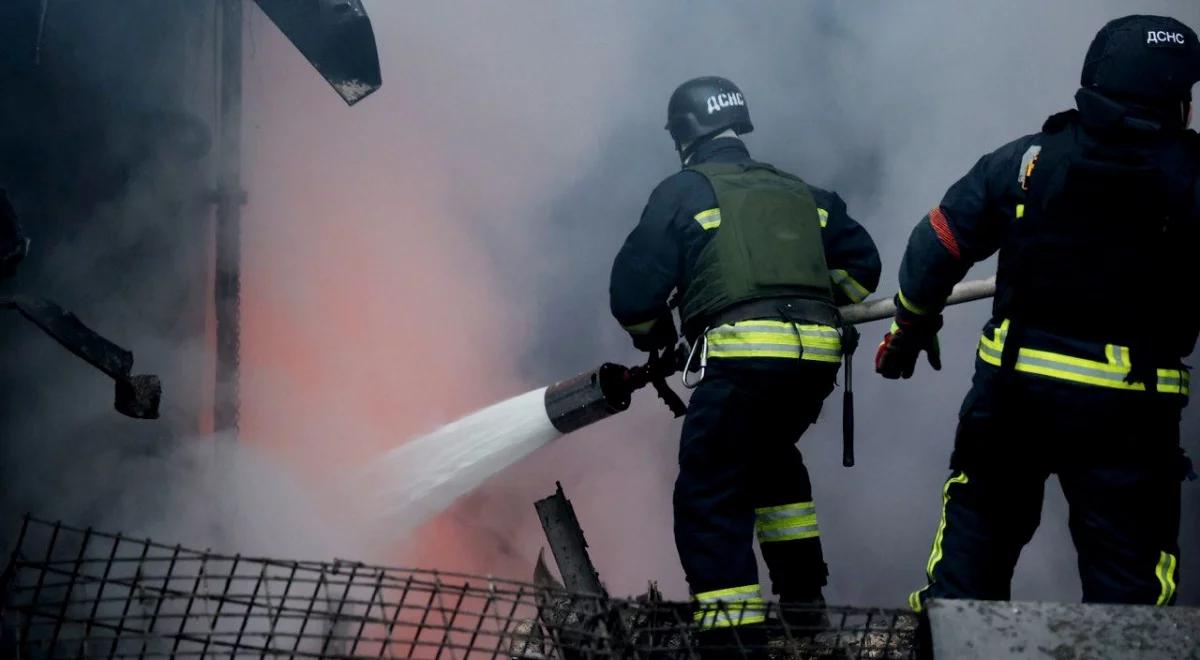 Syreny alarmowe i eksplozje, odłamki rakiety spadły na dom. Rosja znów uderzyła w Kijów