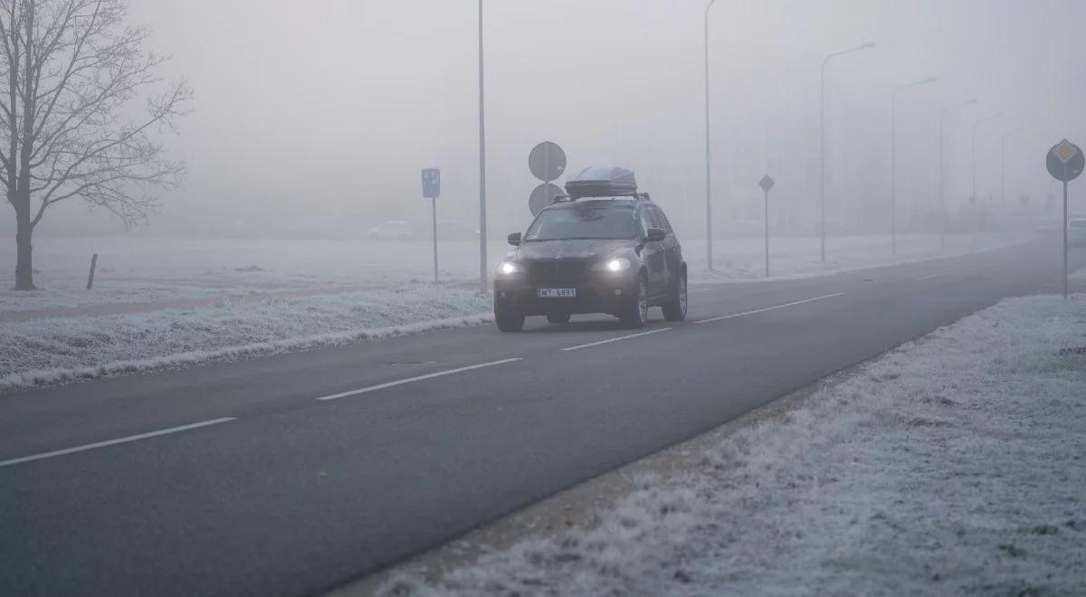 Trudne warunki na drogach. Gołoledź, śnieg i mgły utrudniają jazdę. GDDKiA ostrzega