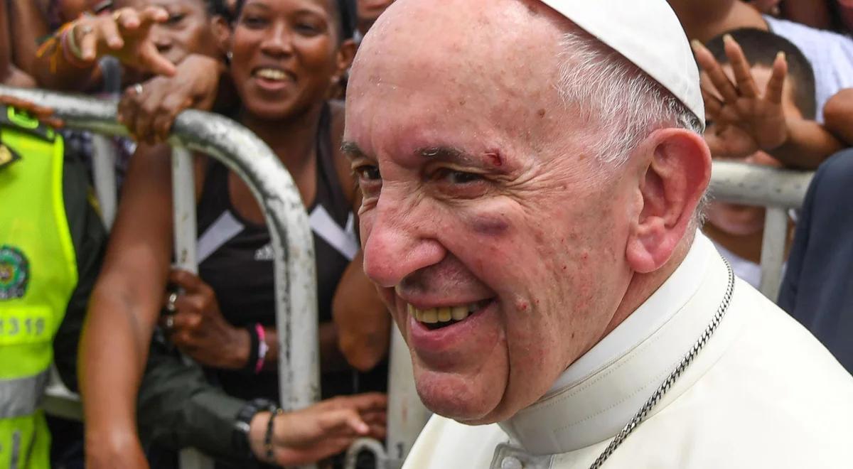 Papież Franciszek poobijany po przejeździe papamobile przez Kartagenę