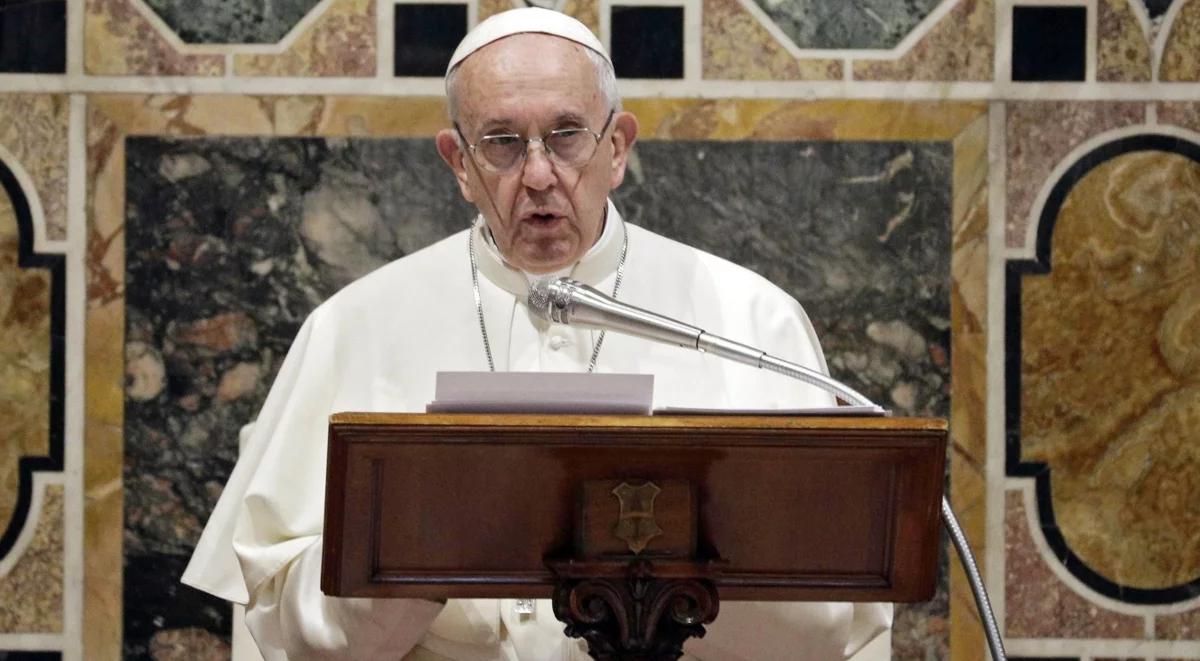 Papież Franciszek: nadal łamane jest prawo do życia i wolności