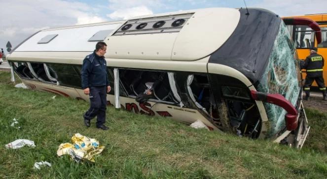 Wypadek szwedzkiego autokaru na autostradzie A4. Ranne dzieci