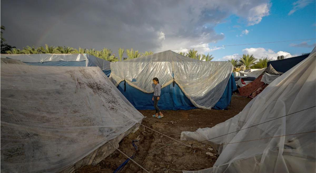 Groźba epidemii w strefie Gazy. Nasilający się deszcz pogłębia kryzys humanitarny