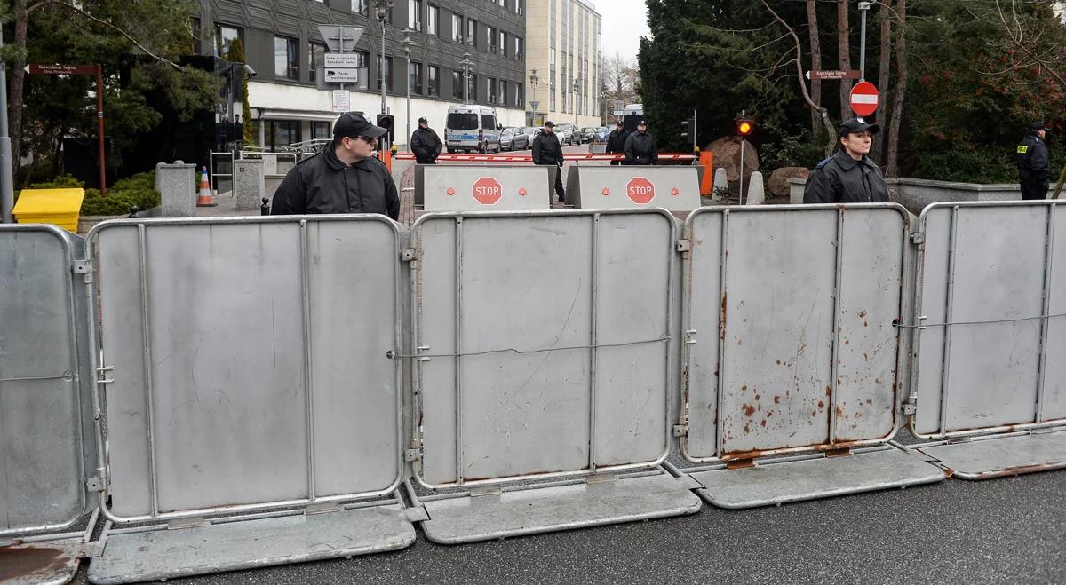 Interwencja policji przed Sejmem. Protest KOD trwa