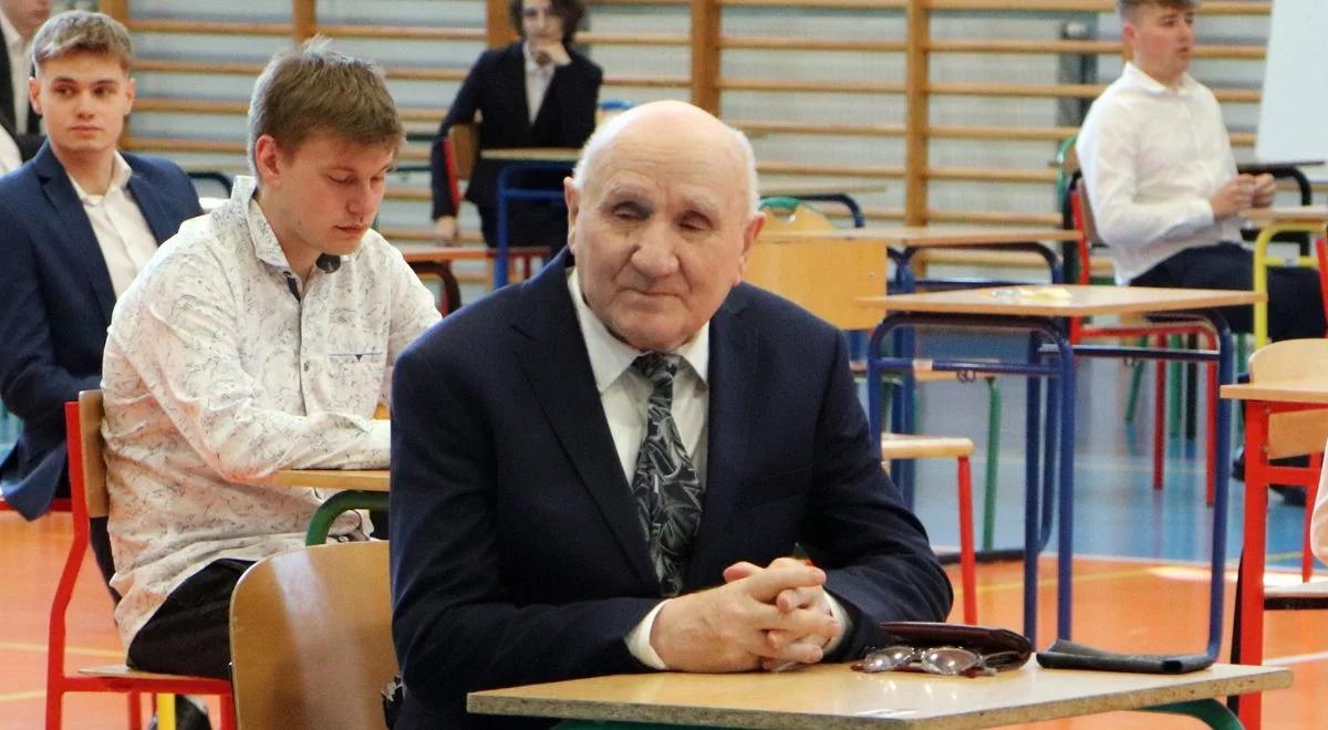 Najstarszy maturzysta. Pan Józef "słabo widzi i wolno pisze", ale się nie poddaje