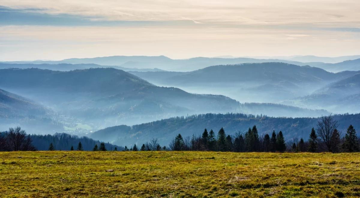 GOPR przestrzega przed zmienną pogodą w Beskidach. Zimno, ślisko, pada deszcz, mgła