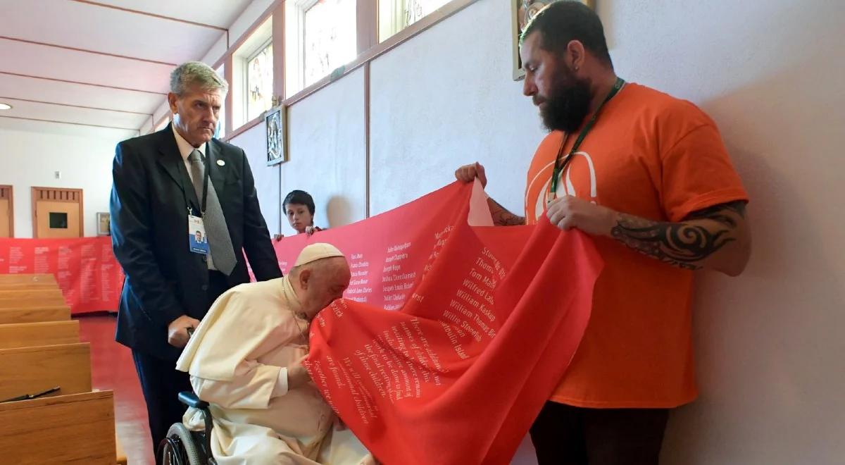 Symboliczny gest papieża Franciszka. Ucałował transparent z nazwiskami zmarłych dzieci