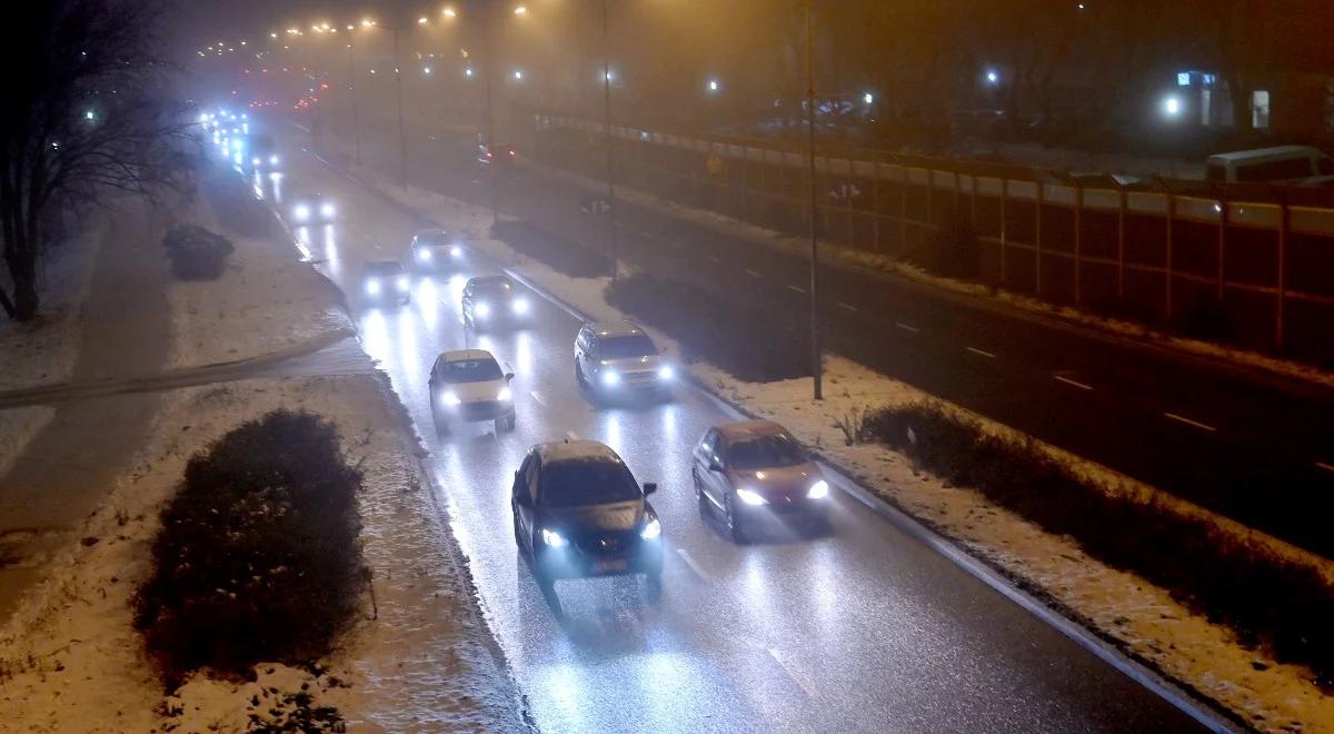 Uwaga kierowcy. Dziś duże zachmurzenie i gołoledź na drogach