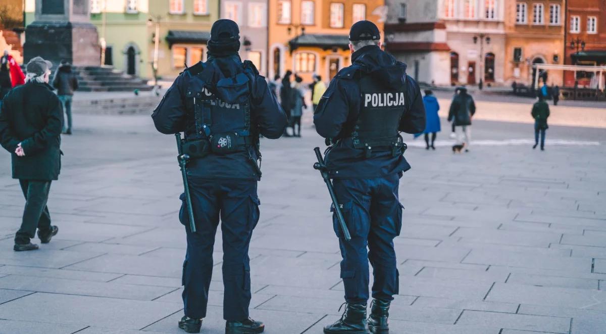 Zakrywanie ust i nosa to obowiązek. Policja poucza i nakłada mandaty