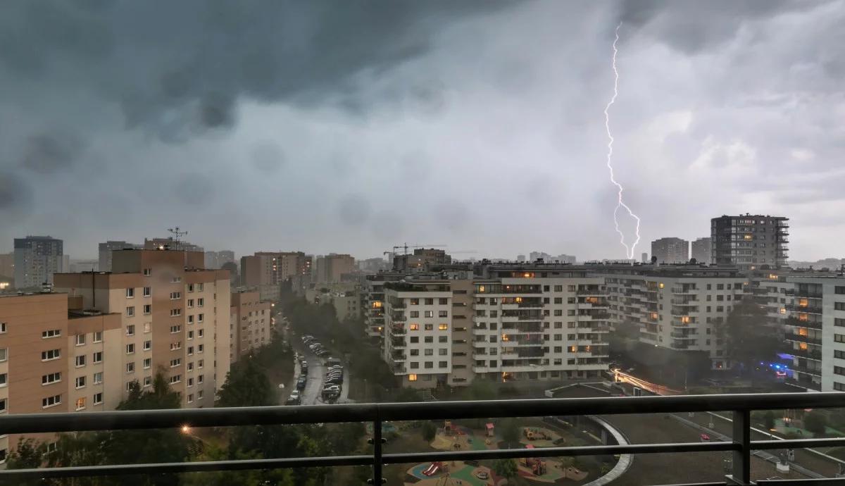 Część Polski na żółto. Alerty IMGW przed burzami i silnym wiatrem