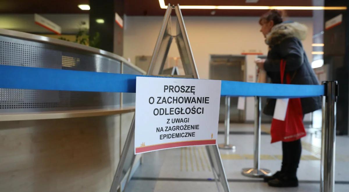 "Nie podawajmy ręki, nie spotykajmy się osobiście". Epidemiolog o walce z koronawirusem