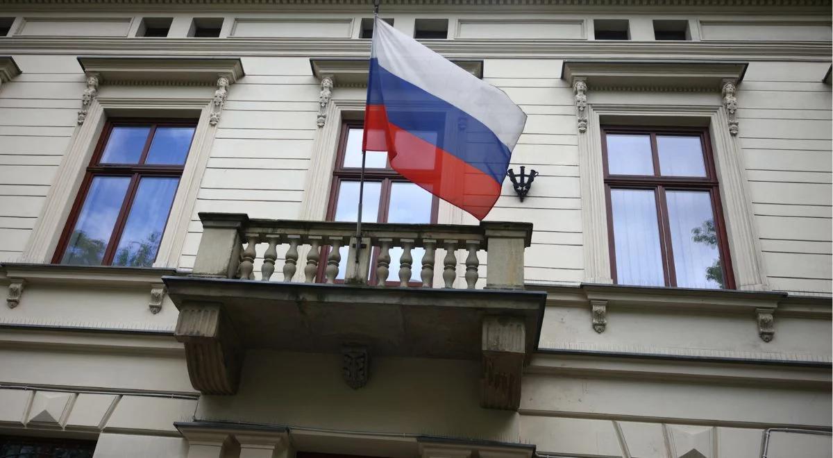 Flaga zdjęta, godło usunięte. Rosja opuszcza konsulat w Krakowie