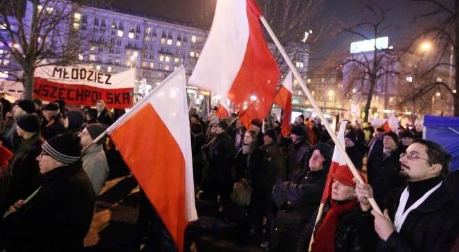 "Patriotyzm to nie faszyzm". Przed domem generała