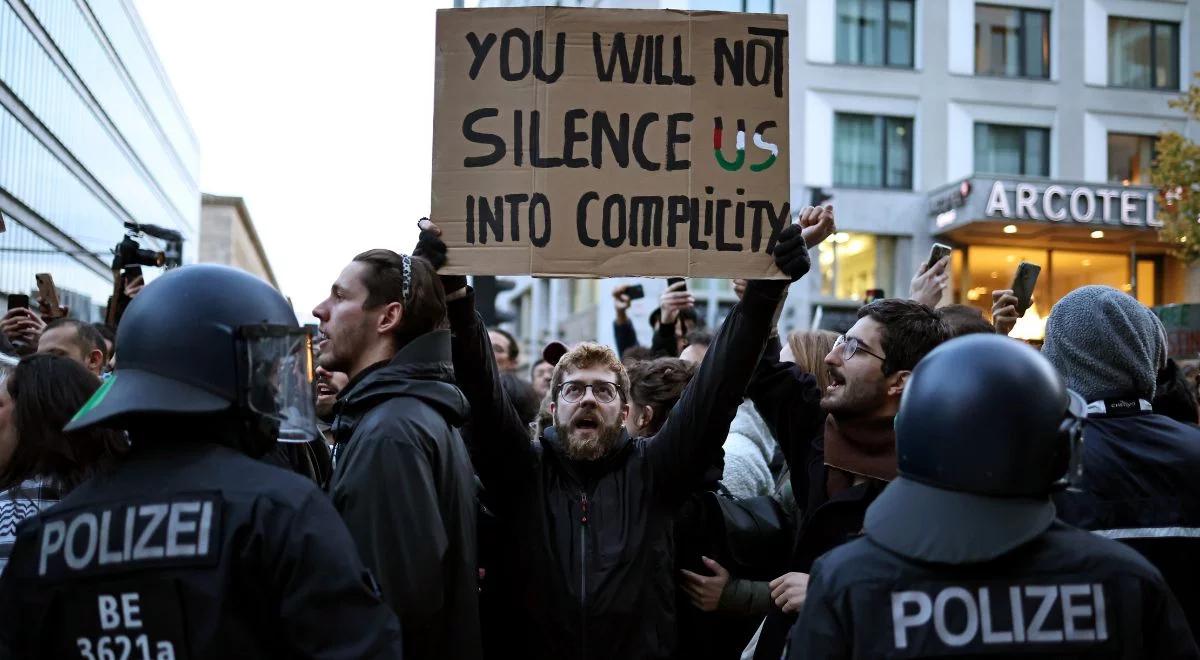 Niespokojna noc w Berlinie. Propalestyńscy demonstranci podpalali samochody i barykady, zaatakowali też policjantów