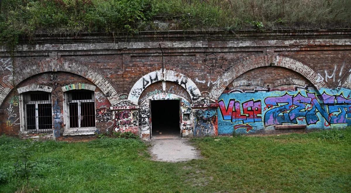 Wypadek w warszawskim Forcie Bema. Dziecko wpadło do 8-metrowej dziury