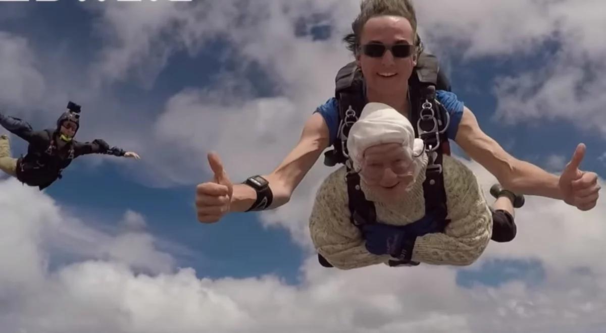 102-latka skoczyła ze spadochronem. Zbiera na szczytny cel [WIDEO]