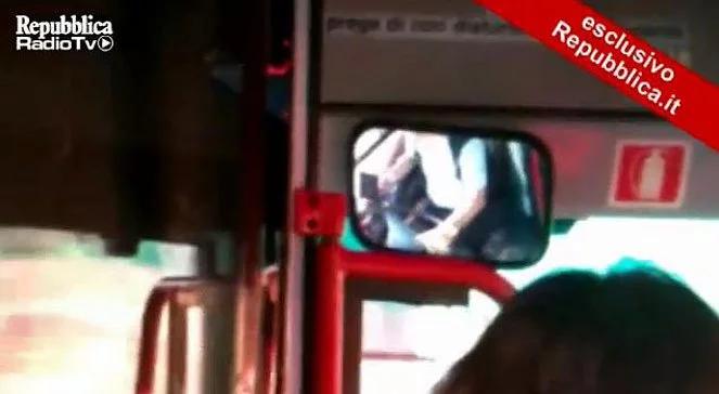 Mediolan: prowadził autobus i grał na tablecie