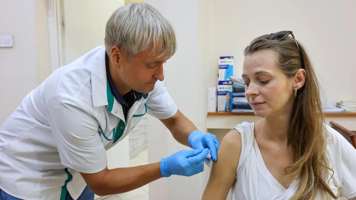Szczepienia w aptekach. Sutkowski: farmaceuta nie ma dokumentacji, wiele może umknąć