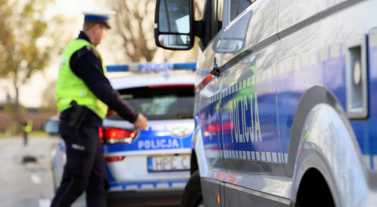 Przestępca uciekł ze szpitala. Policjantów w poszukiwaniach wspierają strażacy