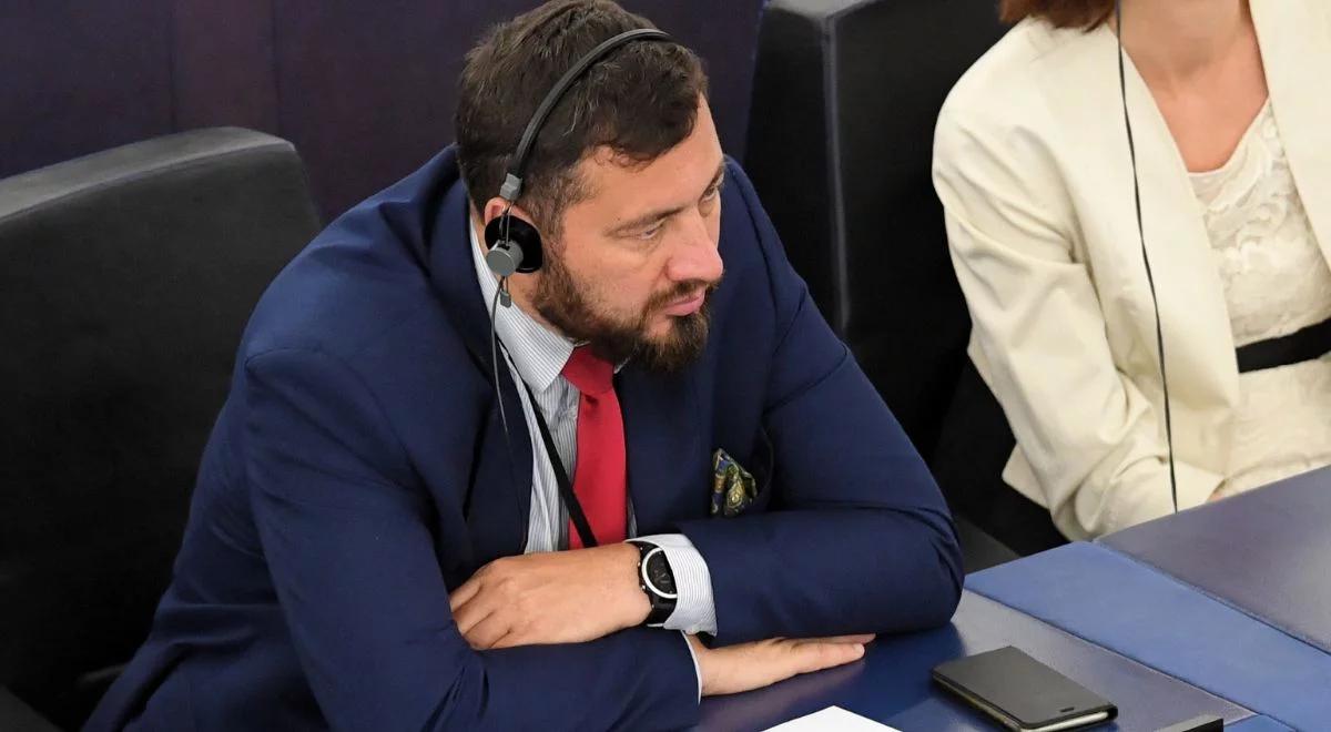 Zakaz sprzedaży samochodów spalinowych po 2035 r. Europoseł Lewicy: dyskusja wokół tej decyzji jest jałowa